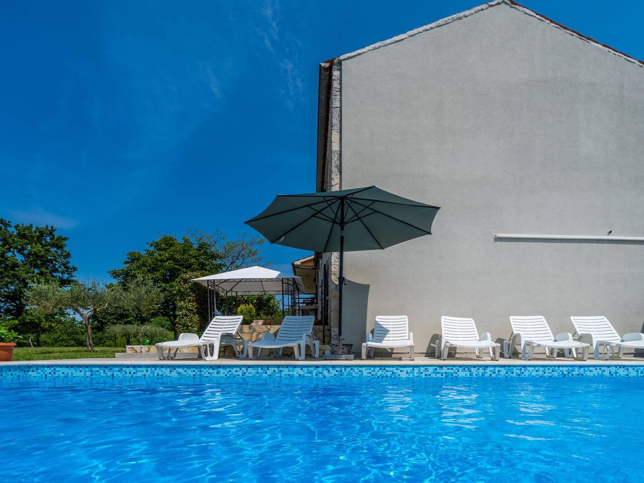 Schönes Haus mit großer grüner Umgebung, Pool in Barban, Südküste Istrien