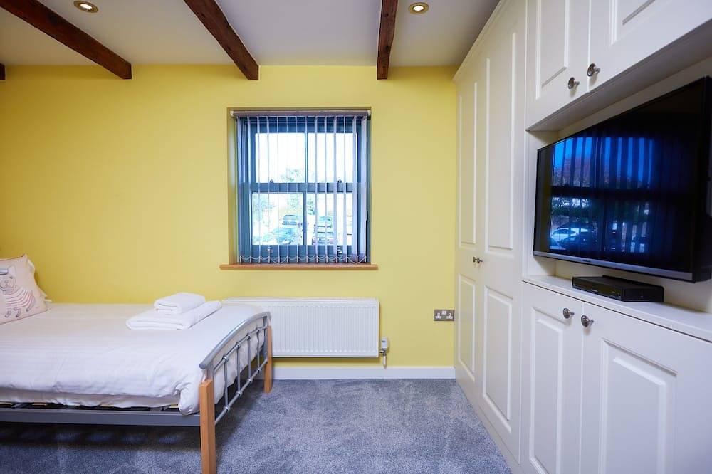 Entire apartment, The Old Smoke House is an attractive and well designed two bedroomed property in Charlestown, Cornwall
