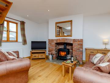 Log Cabin for 4 People in Gloucestershire, South West England, Photo 2