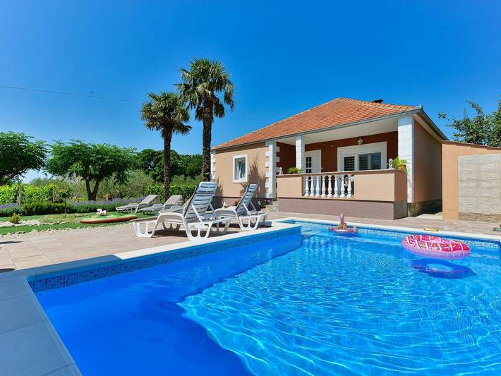 Ferienhaus für 7 Personen, mit Terrasse und Pool - 1