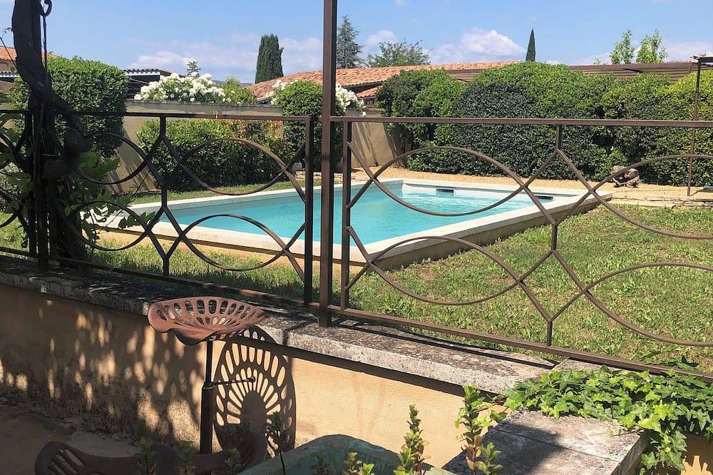 Beautiful renovated house, brazier pool, facing the luberon ideal for family and friends in Maubec, Parque natural regional del Luberon