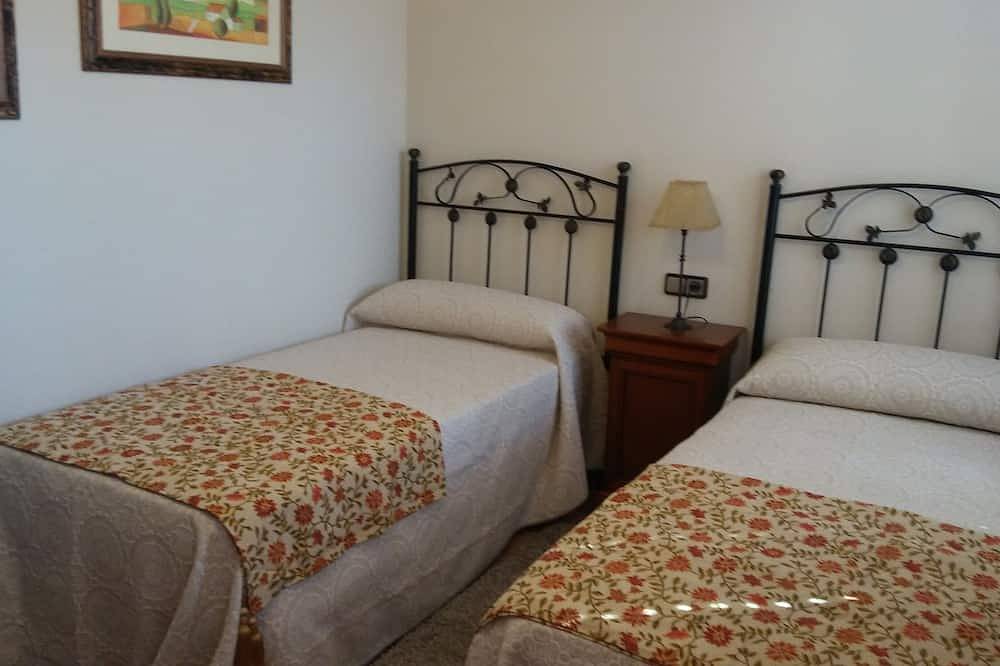 Beautiful house with porch and garden 5' drive from the beach and the mountains. in Moaña, Rías Baixas