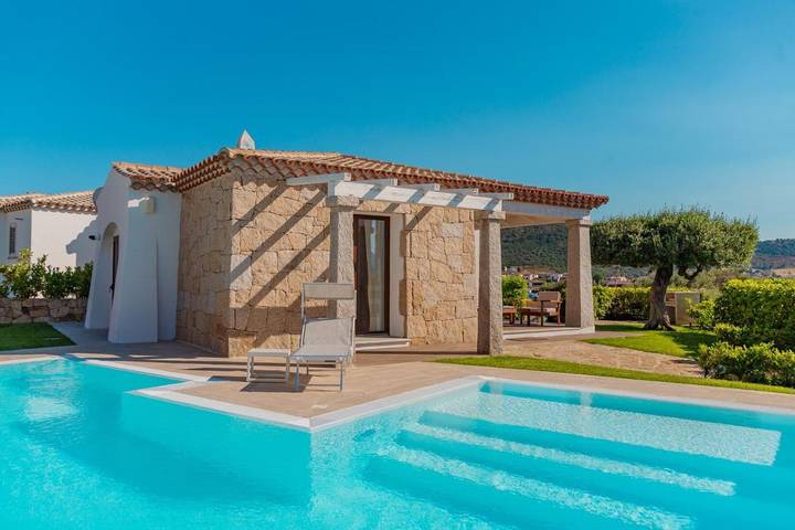 Casa vacanza per 4 persone, con Balcone e Terrazza nonché Giardino e Piscina a Tanaunella