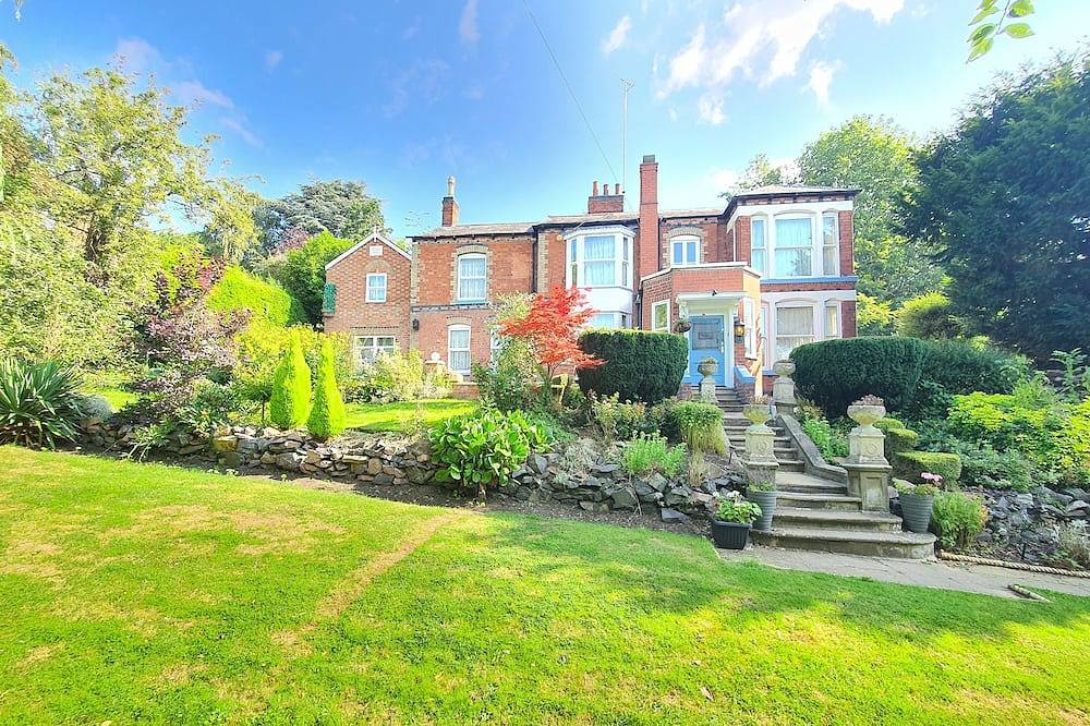 Detached Unique 8 Bedroom House Located in Leicester in Leicester, Heart of England
