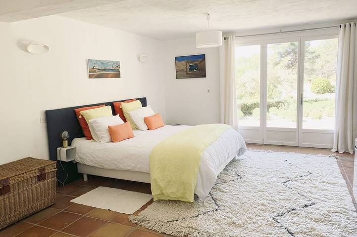 Location de vacances pour 7 personnes, avec jardin ainsi que terrasse et piscine, animaux acceptés à Éguilles - 4