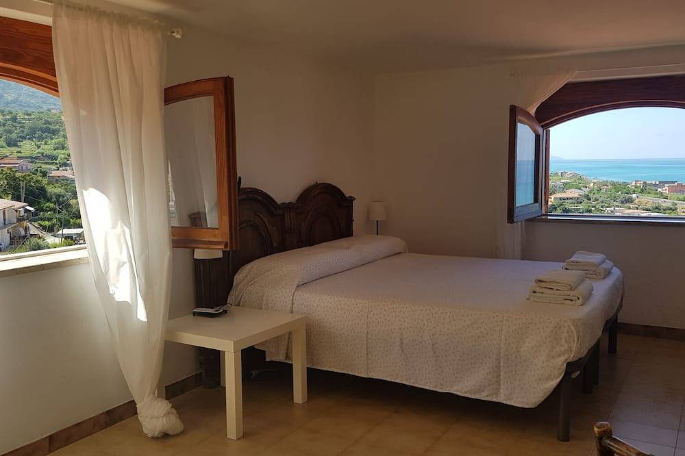 Appartamento intero, Villa Anna- Mansarda vista mare con terrazza, a pochi minuti dalla spiaggia in Marina di Fuscaldo, Fuscaldo