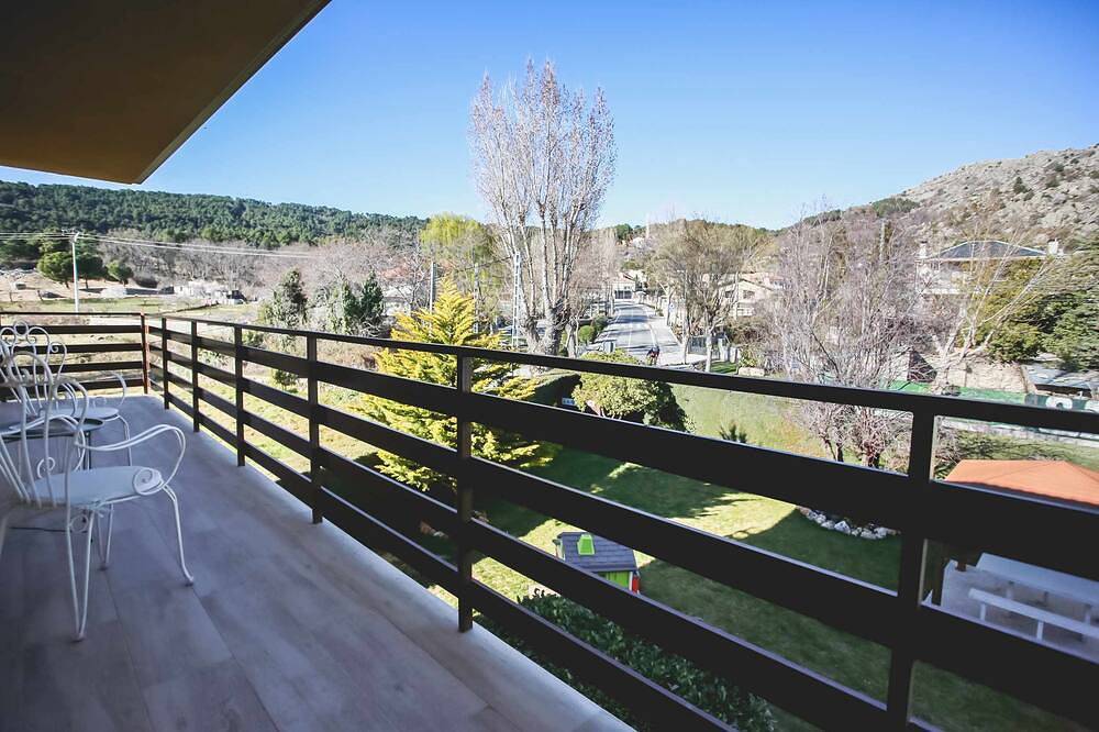 Casa con salón-comedor con chimena, cocina completamente equipada, baño movilidad reducida. in Zarzalejo, Provincia de Madrid
