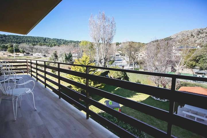 House with living-dining room with fireplace, fully equipped kitchen, bathroom for disabled people. in Zarzalejo, Madrid Province