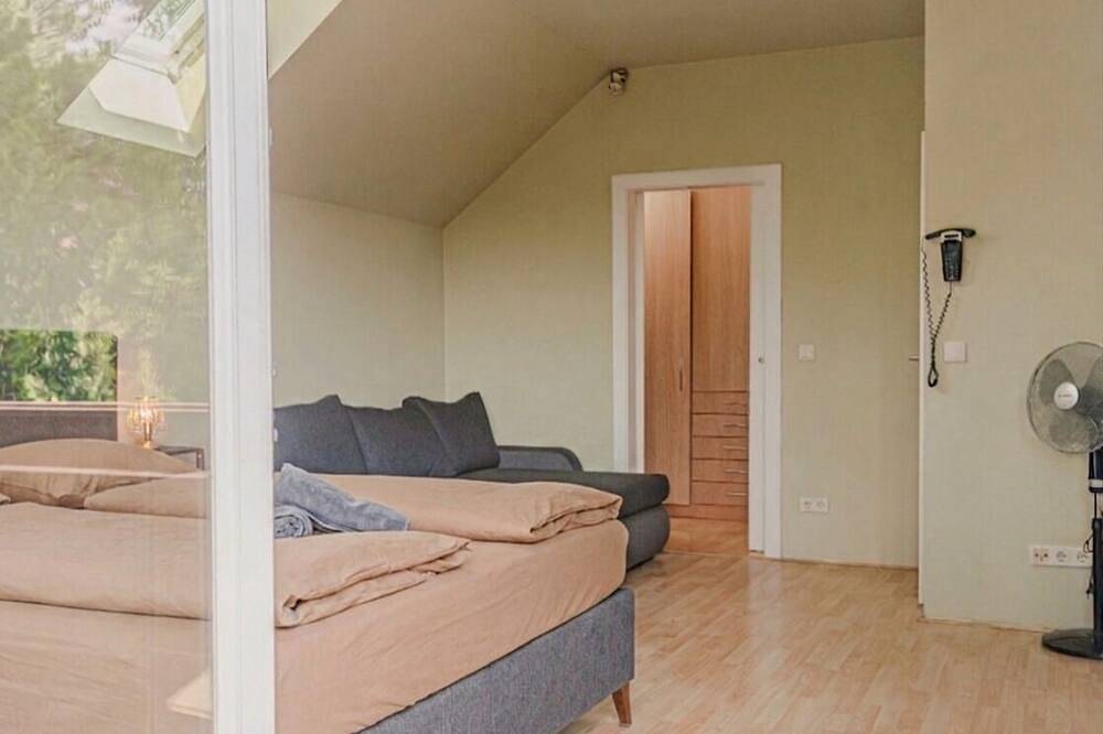 Comfy Room in Shared Villa w/ Free Parking in Floridsdorf, Wien