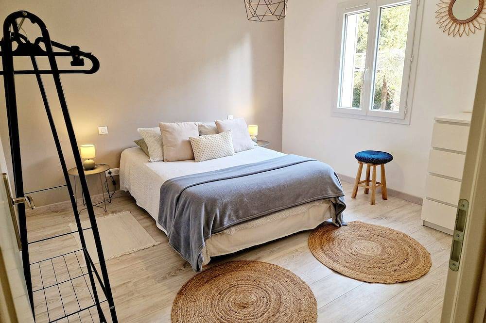 Villa in the countryside with views of the Alpilles. in Mouriès, Arles region