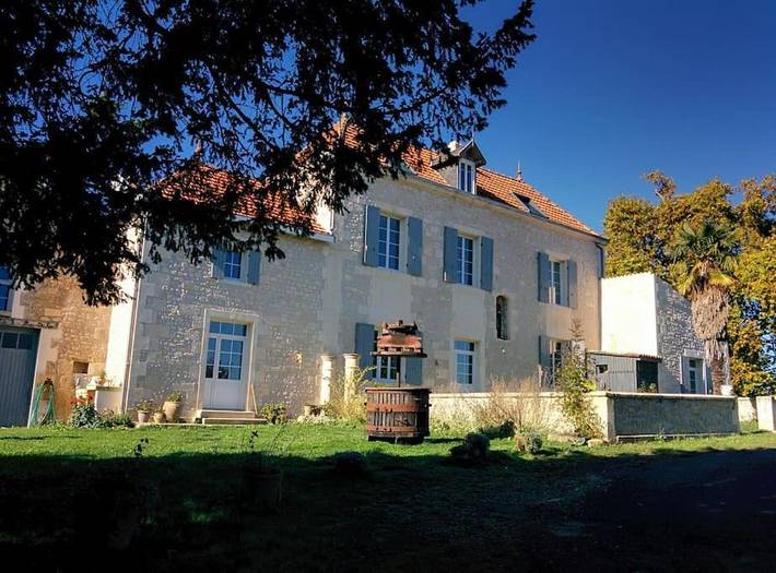 Location de vacances pour 15 personnes, avec Terrasse et Jardin ainsi que Bassin pour enfant et Piscine à Belluire