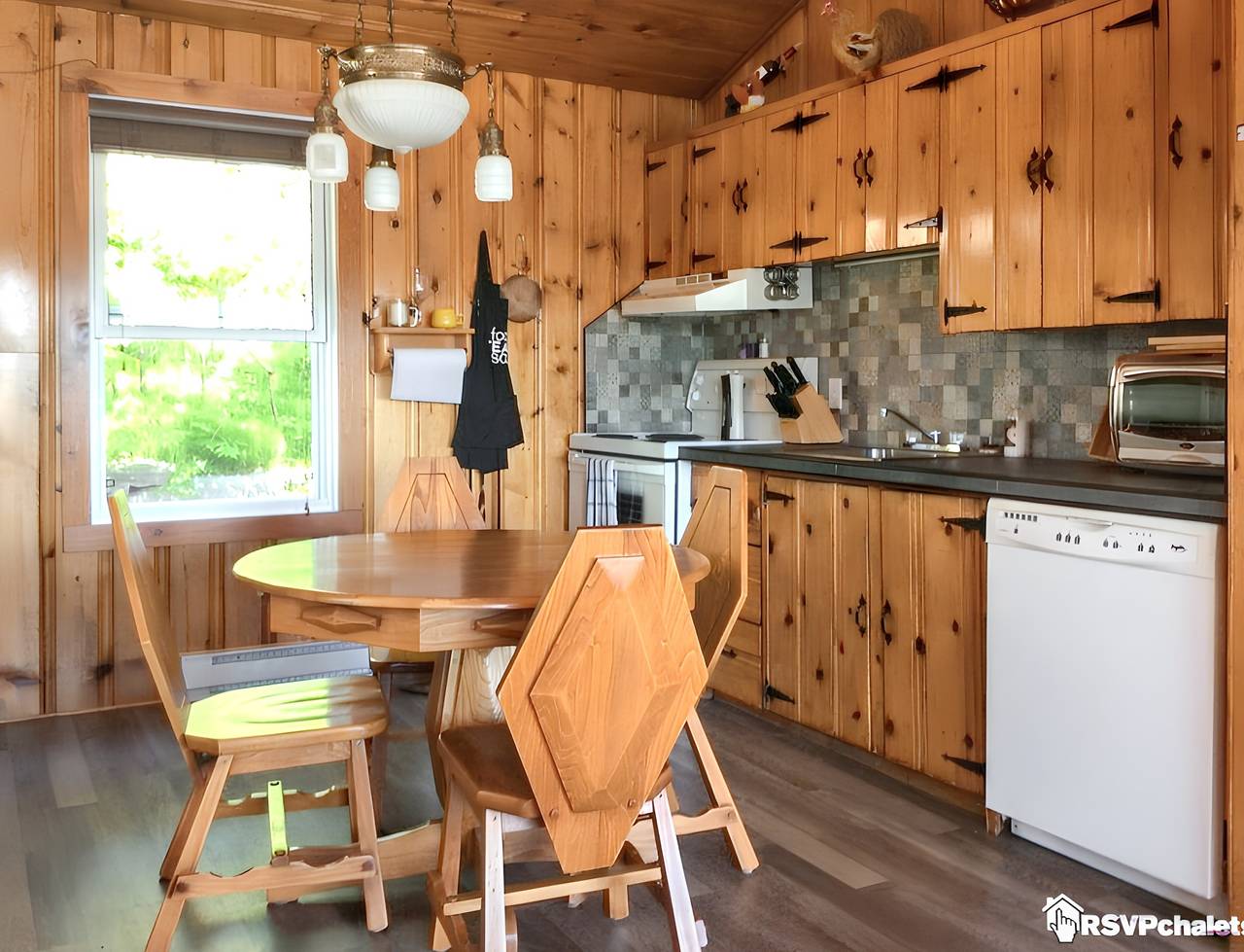 Charming Chalet in Sainte-Thècle with Jacuzzi in Quebec
