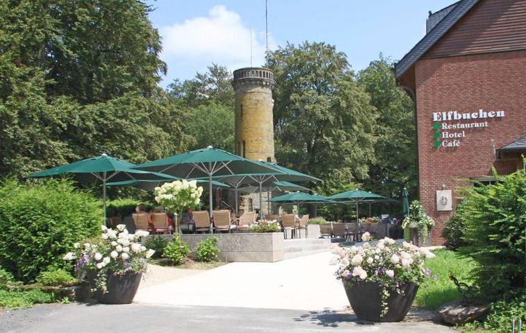 Hotel, mit Terrasse und Garten in Kassel