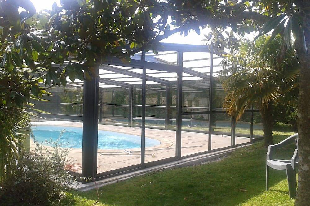 Longère with heated indoor pool on 18 ha estate with animals in Quimperlé, Côte de Cornouaille
