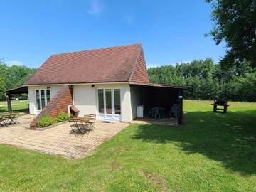 Gîte pour 5 personnes, avec terrasse et piscine, animaux acceptés à La Douze
