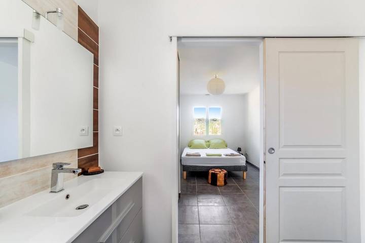 Location de vacances pour 13 personnes, avec vue ainsi que jardin et piscine, animaux acceptés à Saint-André-de-Cruzières - 3