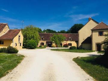Chambre d’hôte pour 4 personnes, avec sauna et vue ainsi que piscine et jardin à Mézilles