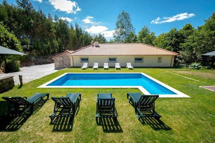 Location de vacances pour 21 personnes, avec piscine ainsi que terrasse et jardin à Celorico de Basto - 3