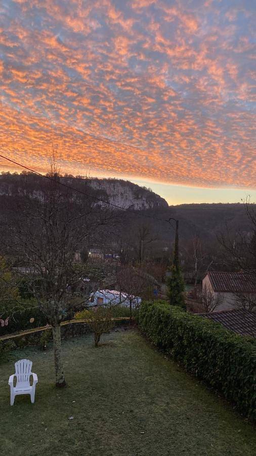 Location de vacances pour 2 personnes, avec Terrasse et Jardin ainsi que Bassin pour enfant et Vue à Brengues