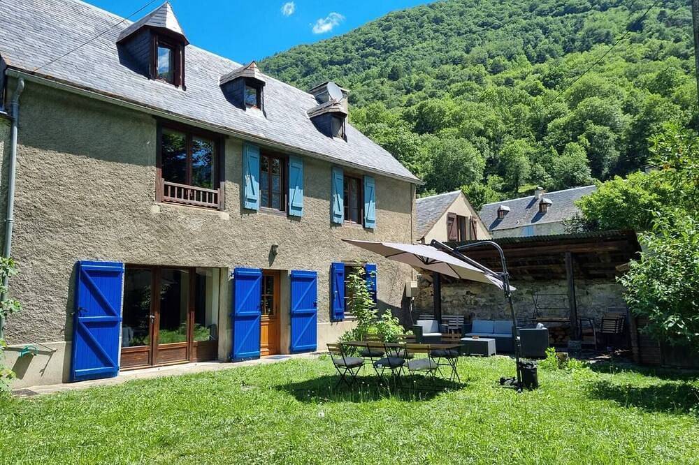 Grande maison de campagne avec jardin clôturé, animaux de compagnie acceptés. in Bazus-Aure, Parc national des Pyrénées