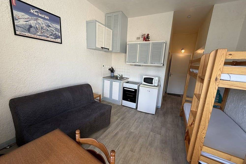 Entire apartment, Cozy Studio for 4, South-Facing Balcony, Heart of Ski Resort in Le Lioran, Laveissière