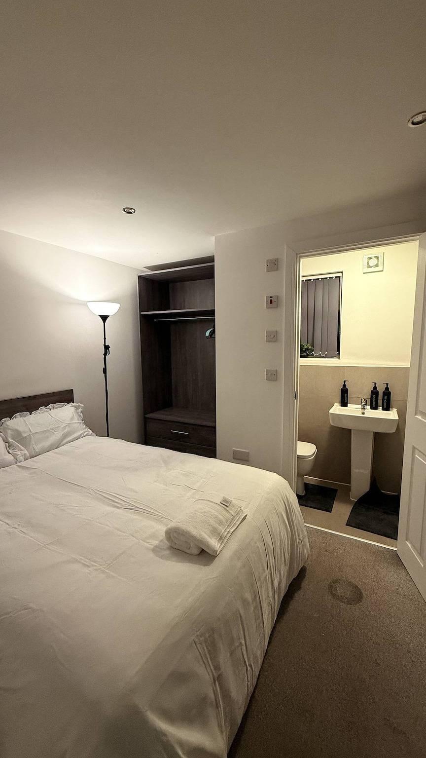 Entire apartment, 1 Bedroom Fully Furnished Apartment in Leicester, Heart of England