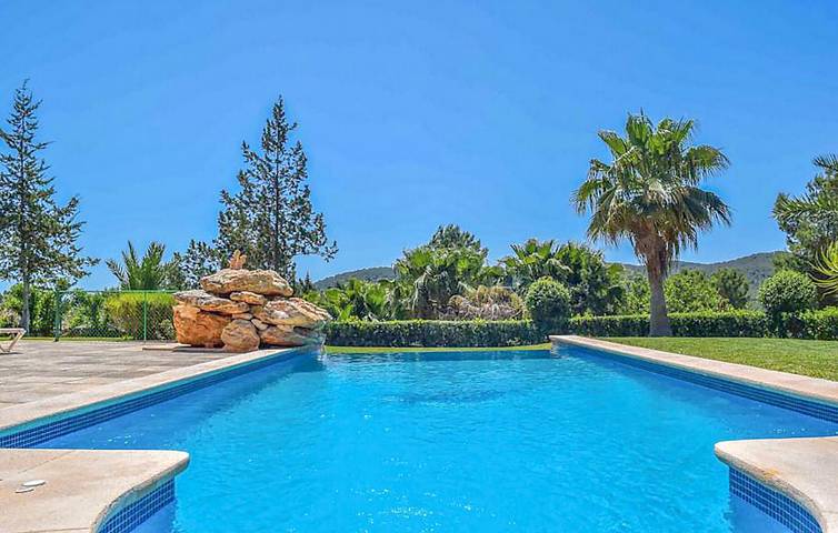 Appartement confortable avec piscine et climatisation, près de Cova Santa in Es Codolar, Sant Josep de sa Talaia