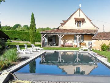 Location de vacances pour 6 personnes, avec terrasse et piscine à Issac