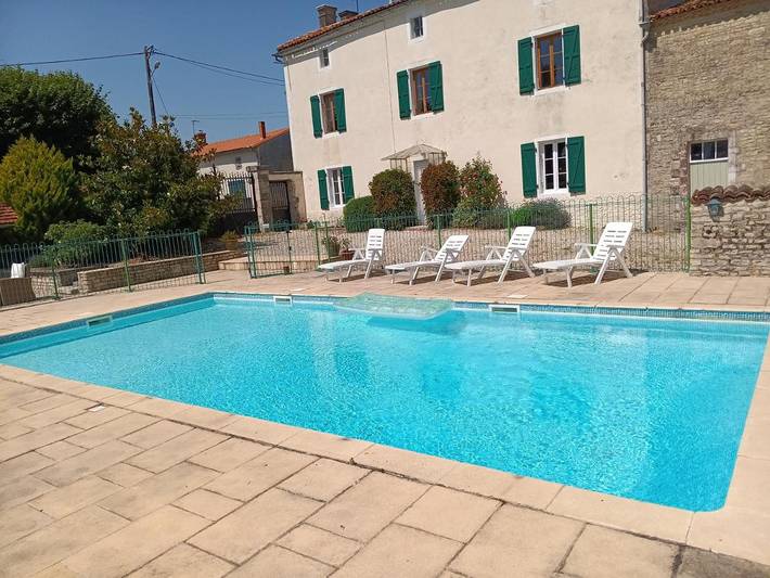 Gîte pour 8 personnes, avec piscine ainsi que terrasse et jardin à Villemain