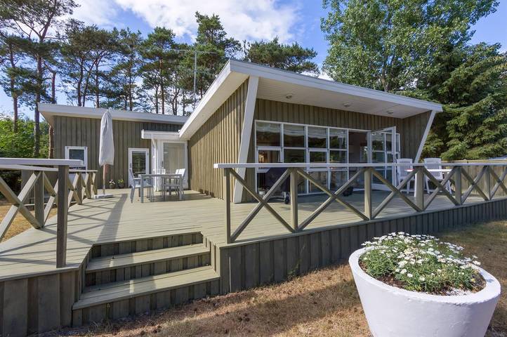 Feriehus for 8 personer, hage og sauna i tillegg til terrasse og jacuzzi i Sæby