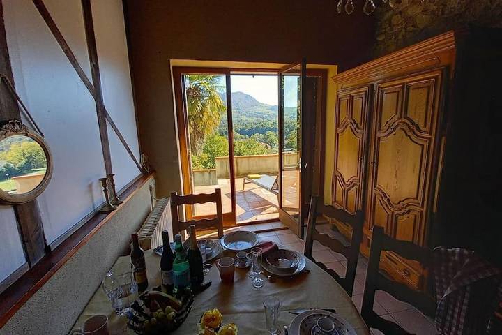 Location de vacances pour 4 personnes, avec Terrasse ainsi que Jardin et Vue à Ferrières-sur-Ariège