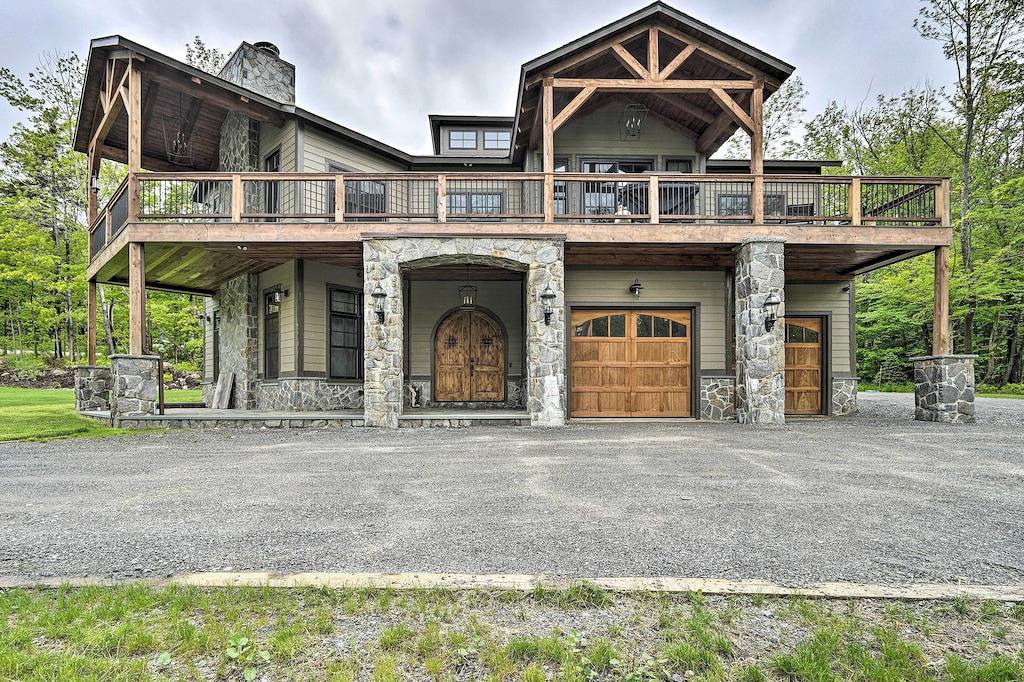 Elegant Mtn Chalet w/ Deck: 1 Mi to Mt Snow! in Dover (VT), Mount Snow