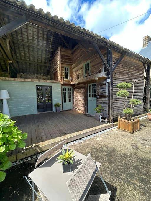 Gîte pour 2 personnes, avec Terrasse ainsi que Jardin et Vue à Saint-Ellier-du-Maine