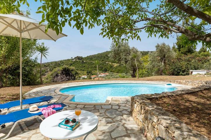 Location de vacances pour 2 personnes, avec piscine ainsi que vue et jardin dans Stafylos - 3