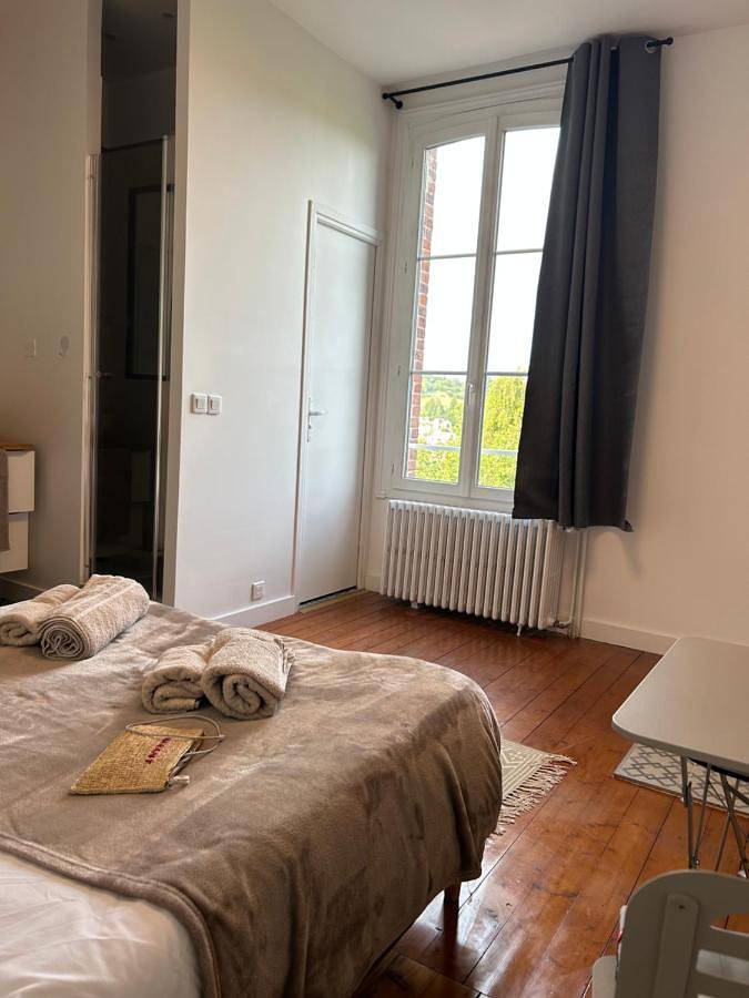 Chambre toute équipée in Lisieux, Région de Lisieux