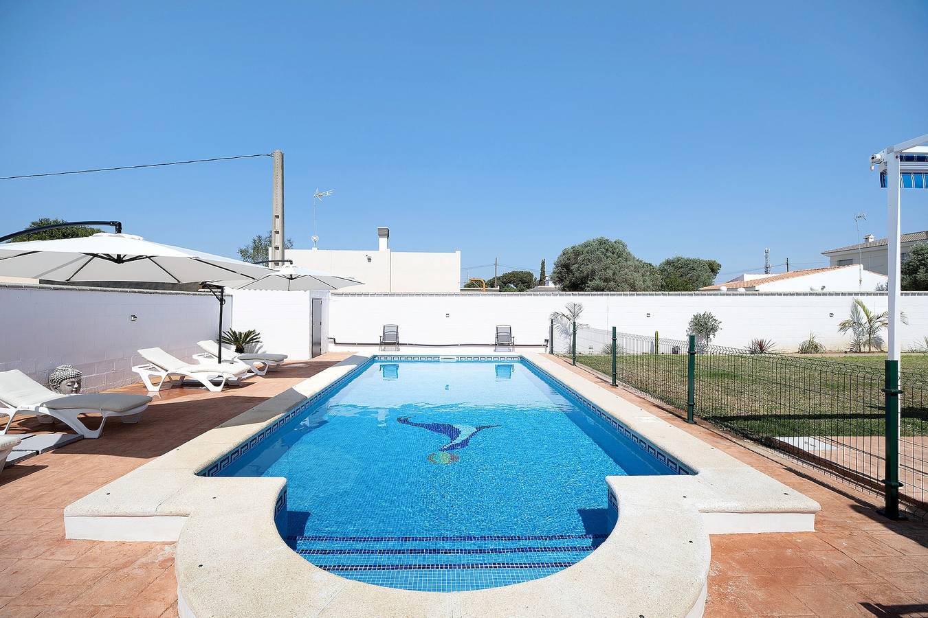 Villa 'Manuel' con piscina, jardín, terraza y Wi-Fi in Playa La Barrosa, Chiclana de la Frontera
