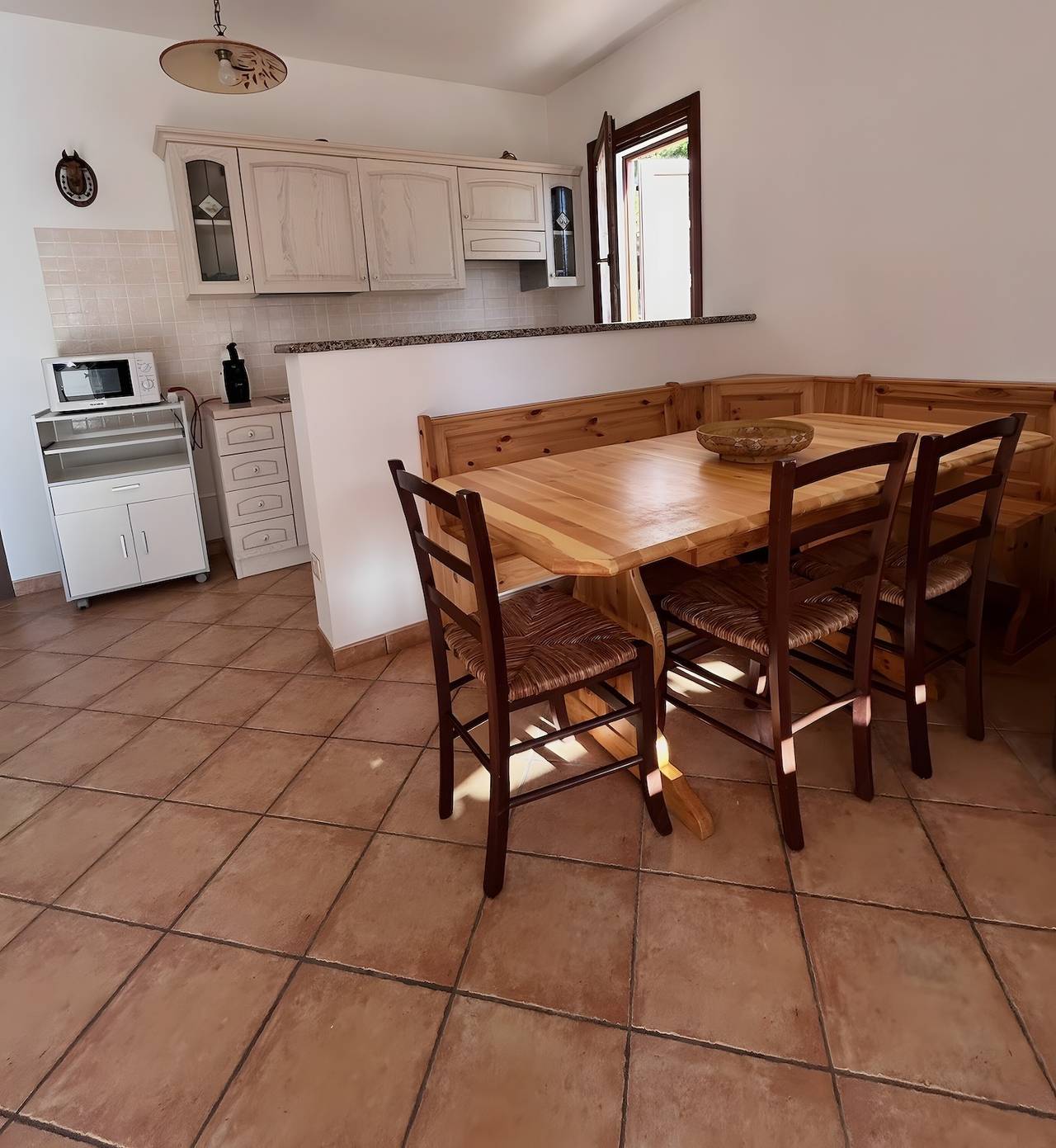 Appartamento intero, Villetta 'Rocco' con terrazza privata, giardino privato e aria condizionata in Spiaggia di Porto Pino, Porto Pino