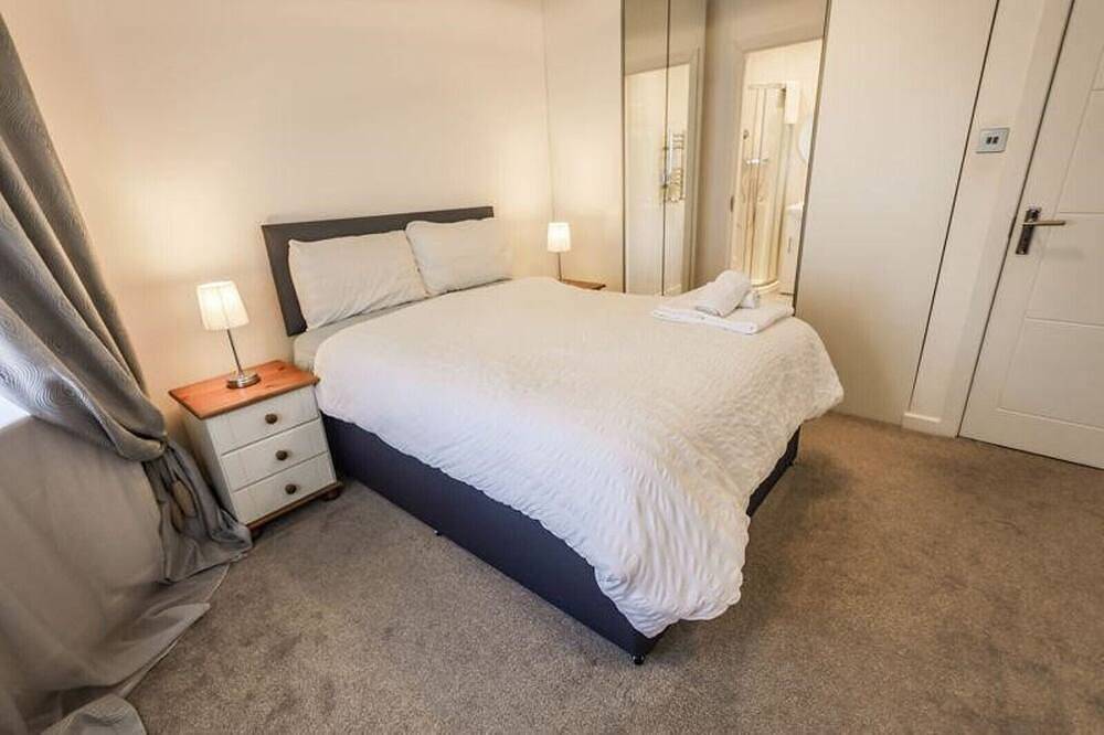Bournecoast: Spacious Chalet Bungalow With Garden -Patio -Parking -Wifi in Bournemouth, South West England