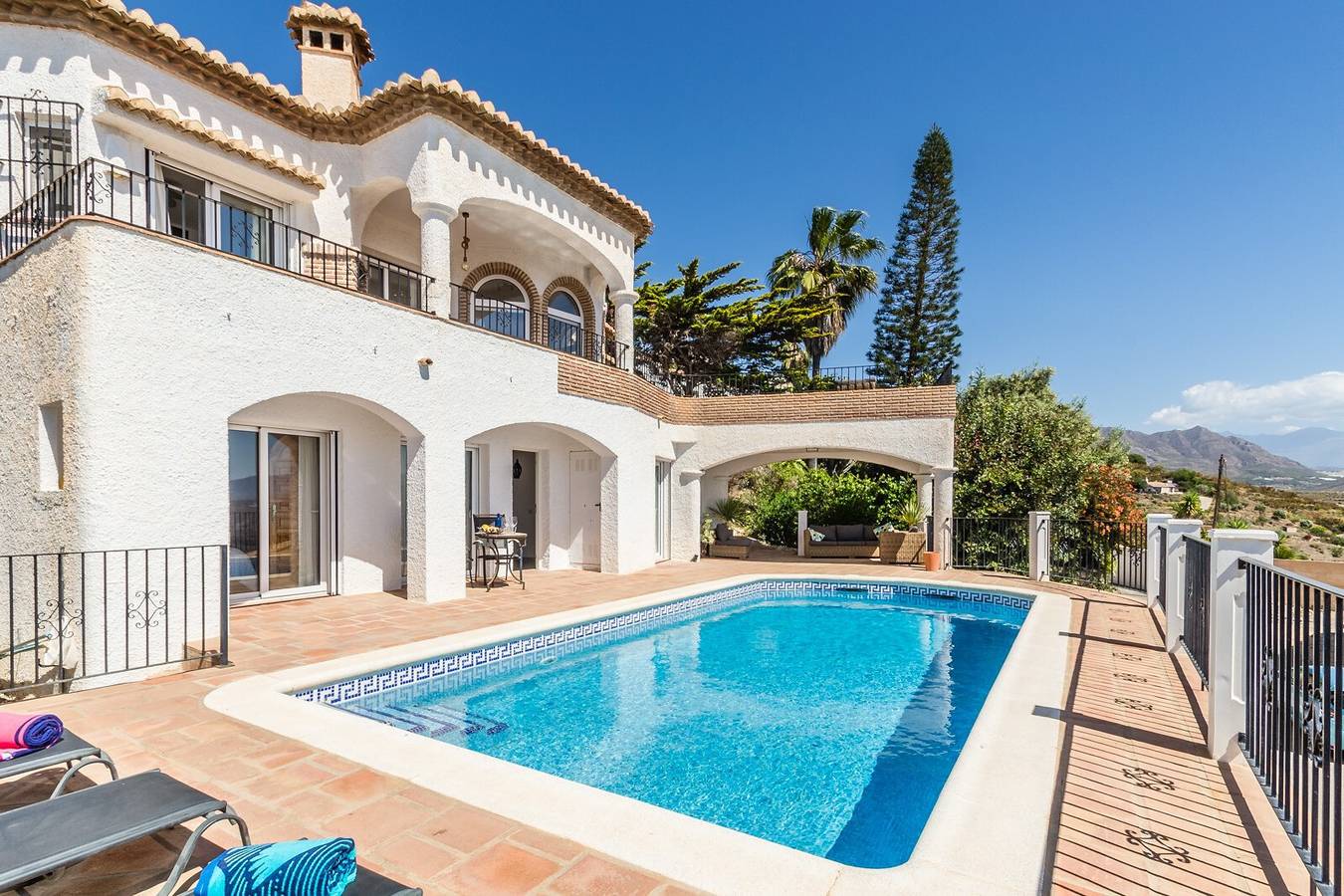 Villa 'El Olivaron' with Sea View, Private Pool and Wi-Fi in Monte de los Almendros, Salobreña