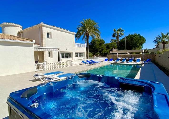 Villa voor 18 personen, with Balkon and Whirlpool as well as Terras and Tuin in La Zenia