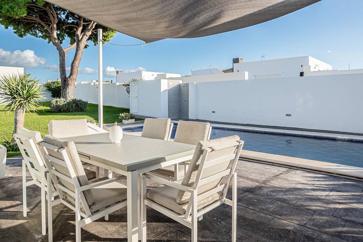Villa 'Chill Out Of City 2' mit privatem Pool, Wlan und Klimaanlage in Pago del Humo, Chiclana de la Frontera