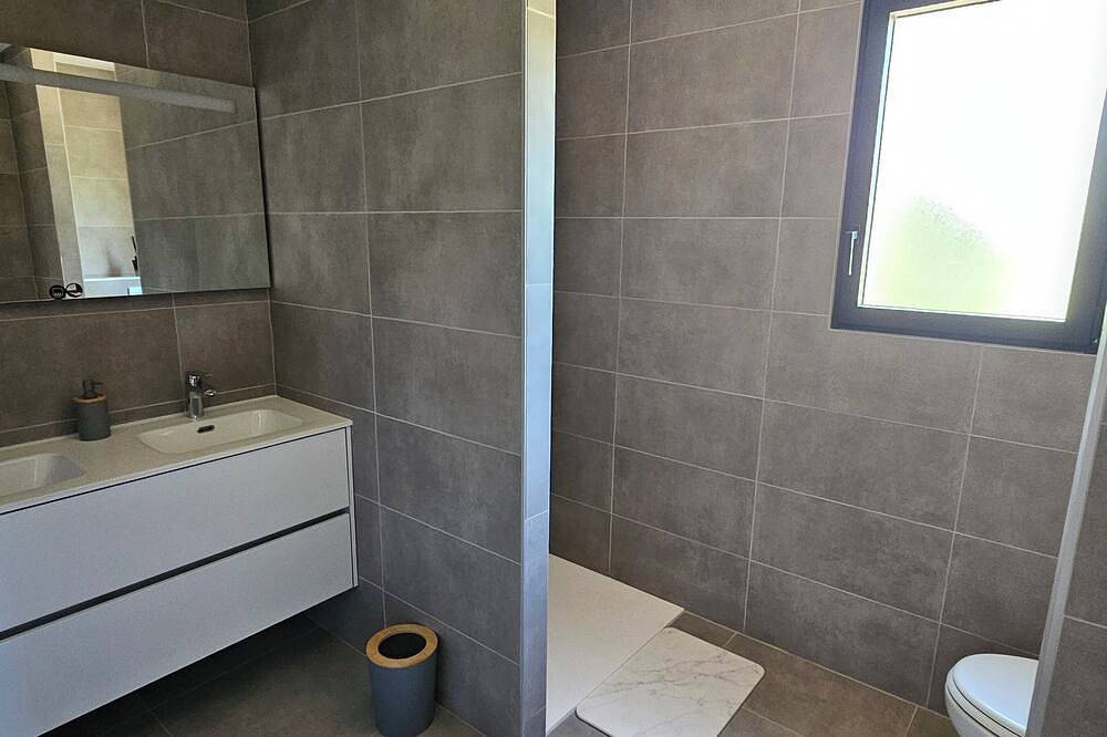 Corsica: Louniceli Villa with air conditioning, a pool, beaches, shops, and mountains in Sainte-Lucie de Porto-Vecchio, Zonza