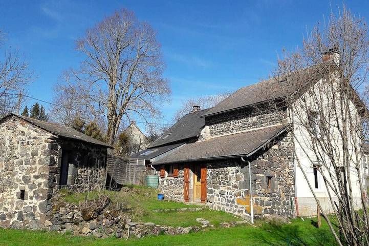 Location de vacances pour 6 personnes, avec jardin, animaux acceptés à Olby