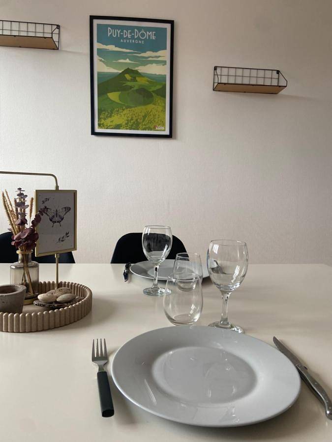 Appartement entier, Volcan Ocre-4 pers-Spacieux et chaleureux - Parking privatif - Proches axes, commerces et services - Check in 24-24 in Lempdes, Région de Clermont-Ferrand