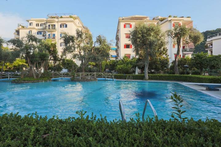 Appartamento intero, Modern Apartment with Terrace, Swimming Pool&Tennis in Sorrento, Sorrento Coast