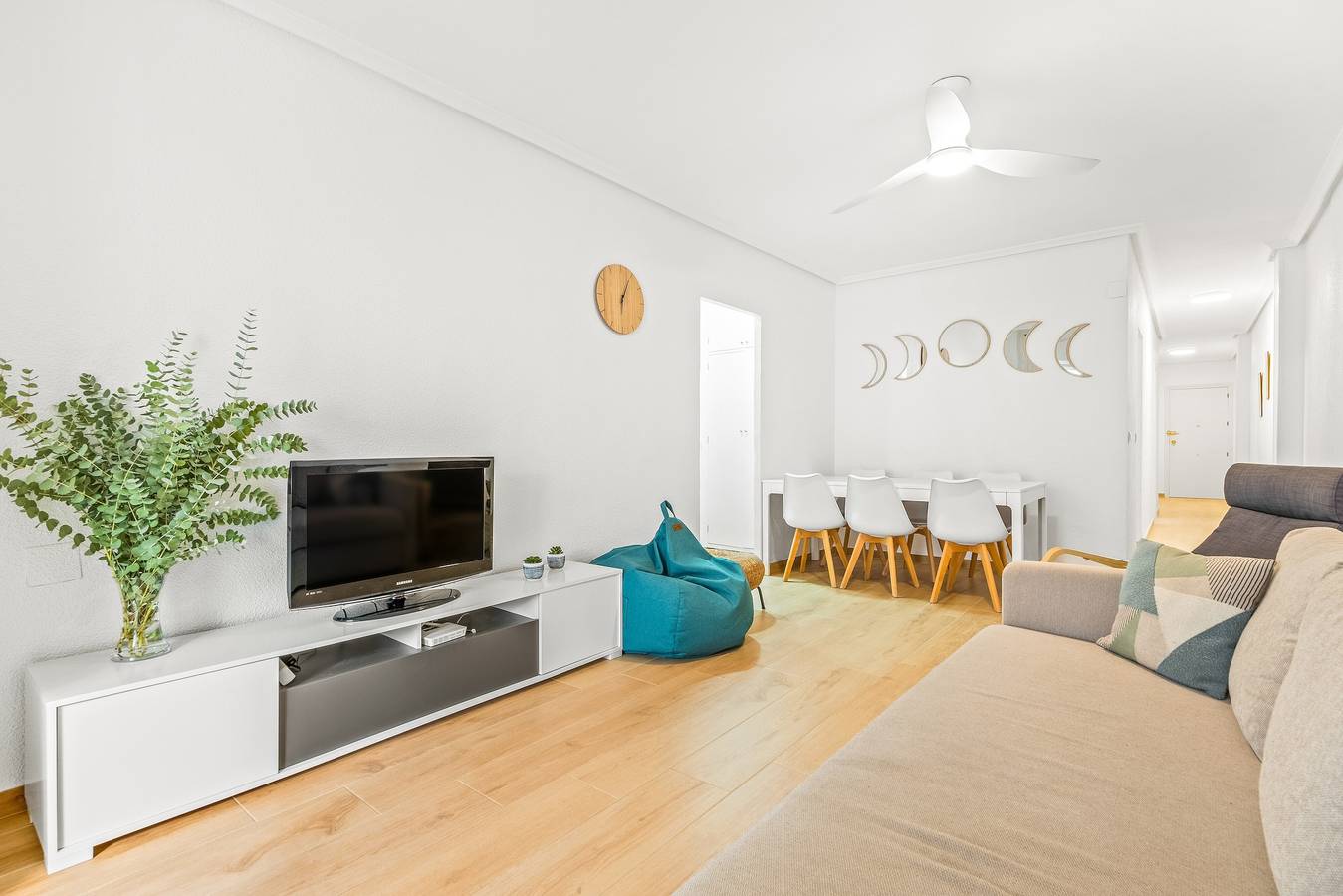 Entire apartment, Apartment 'Moriones Playa' with Balcony, Wi-Fi and Air Conditioning in Torrevieja Centre, Torrevieja