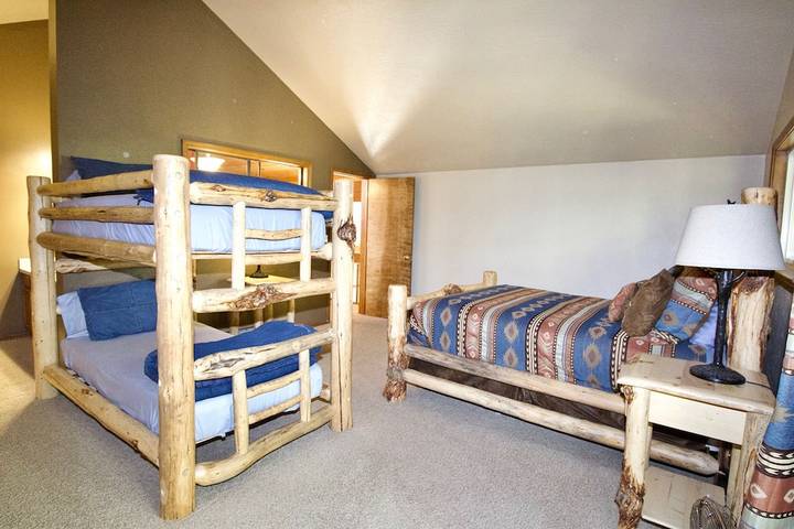 Log cabin for 10 people, with terrace and yard in McCall