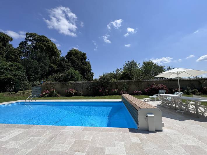 Maison de vacances pour 14 personnes, avec vue sur le lac ainsi que piscine et jardin, adapté aux familles dans la Sarthe