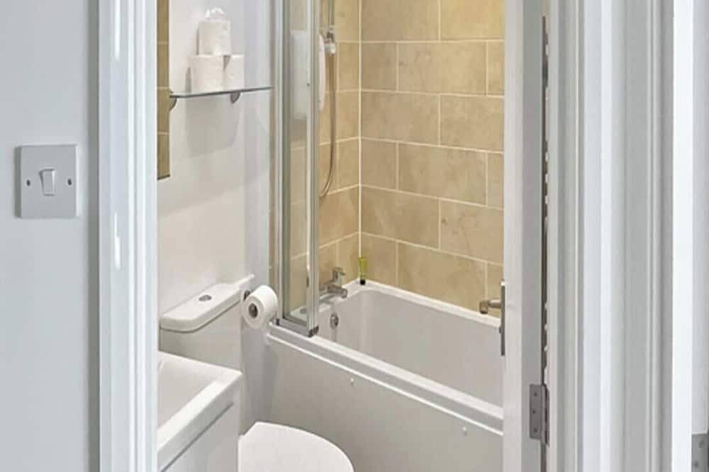 Ganze Wohnung, Number 2 is a newly converted first floor, two bedroom, 4 star apartment, located within a short wal in Gosport, Hampshire