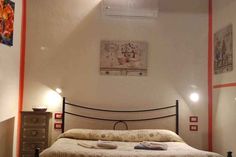 Appartamento intero, Hostal De Les Floristes! Piano 0- Four (2+1+1)\n- giardino -Patio- Tv in La Cunetta, Alghero